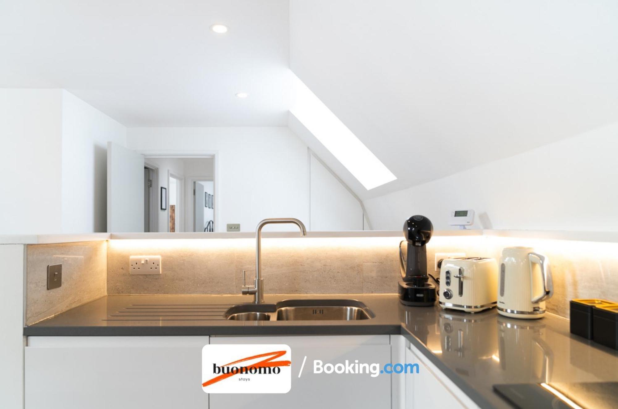 Two Bedroom Apartment At Buonomo Stays Short Lets & Serviced Accommodation Londra Exterior foto